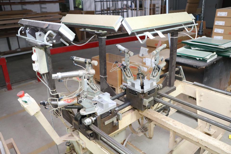 Möbel-Türrahmen-Presse V. Grum-Schwensen Typ MTP